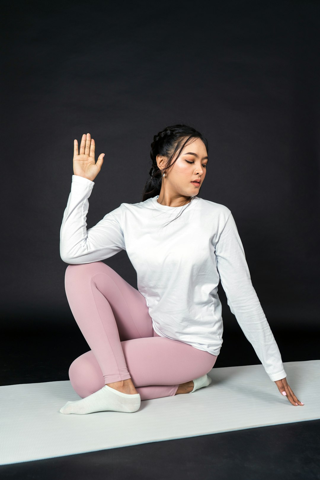 a-woman-in-a-white-outfit-kix9tczypoy